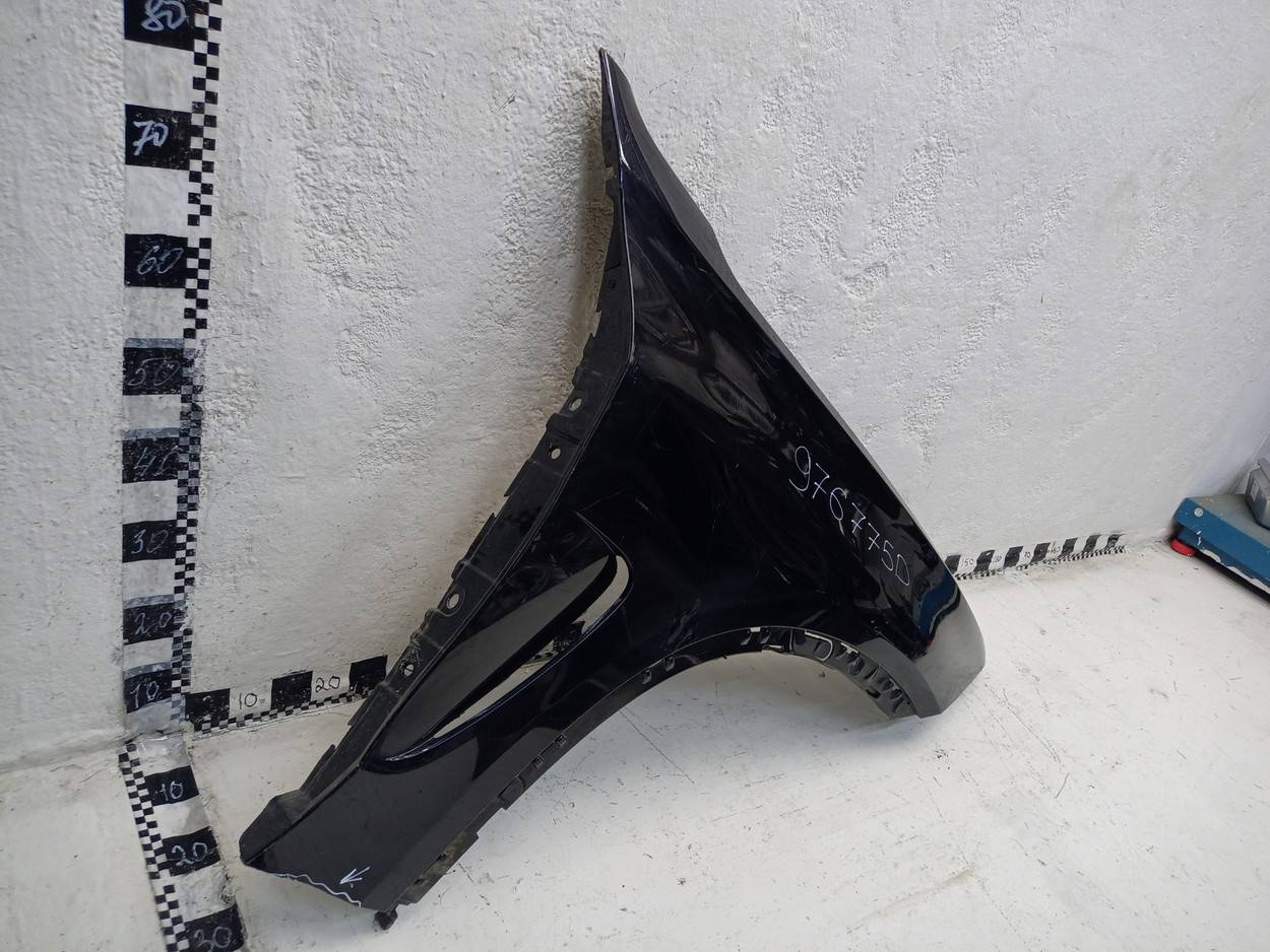 Крыло переднее правое