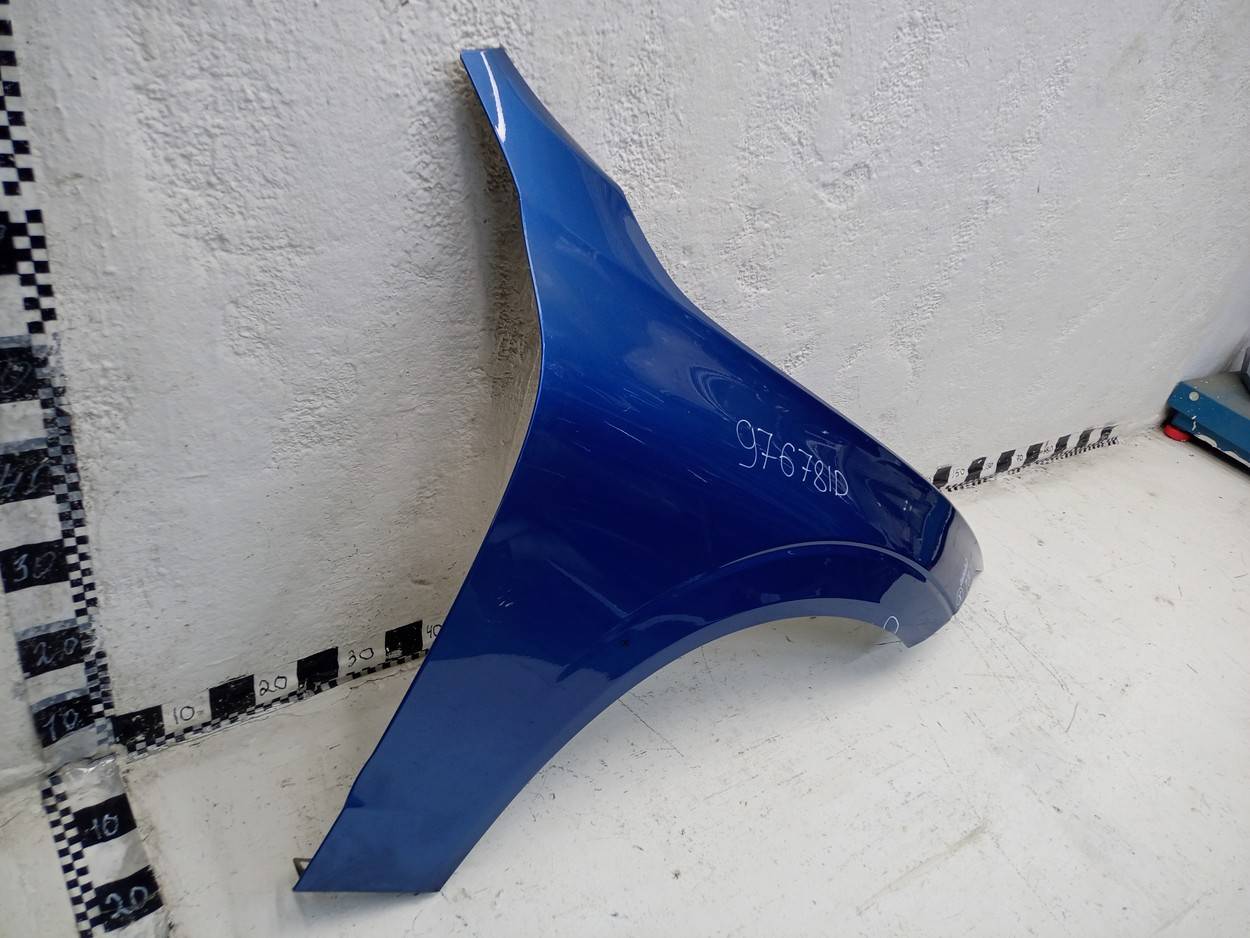 Крыло переднее правое