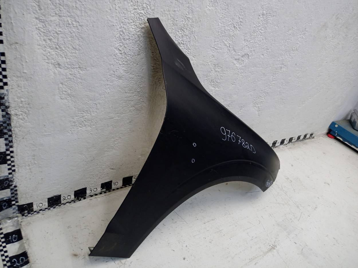 Крыло переднее правое
