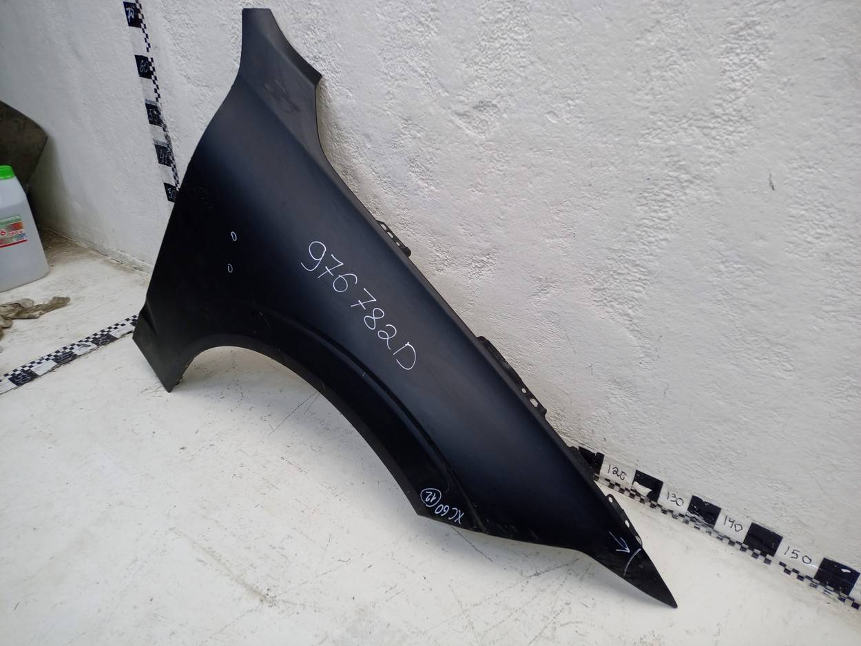 Крыло переднее правое