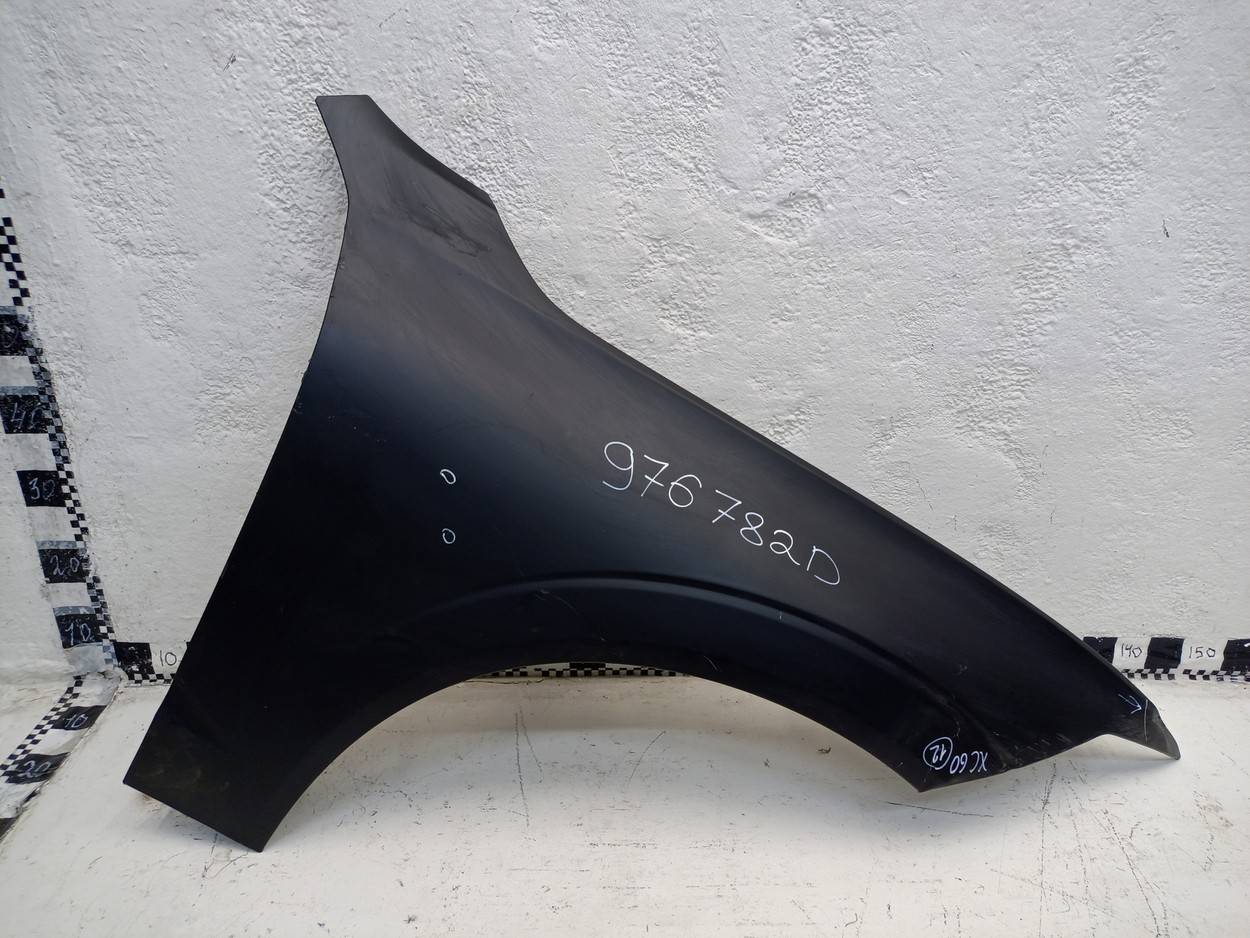 Крыло переднее правое