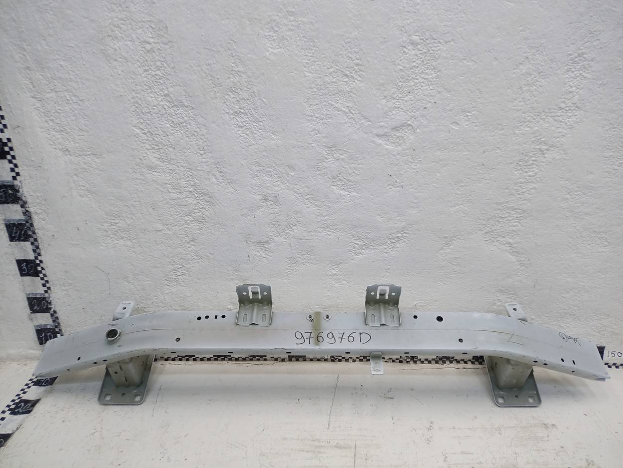 Усилитель переднего бампера