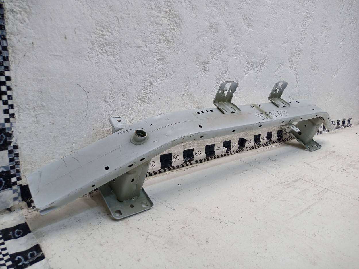 Усилитель переднего бампера