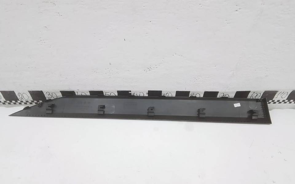 Накладка двери передней правой