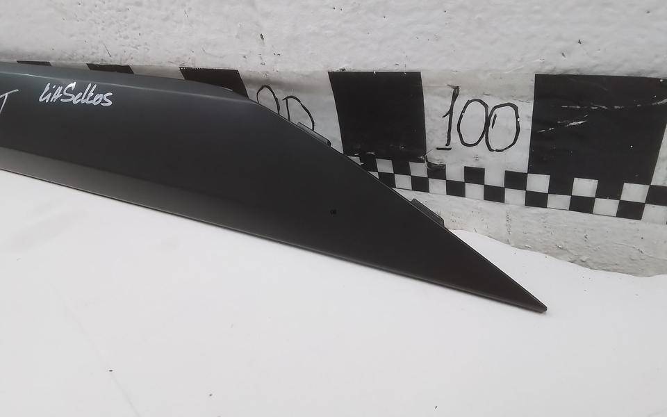 Накладка двери передней правой