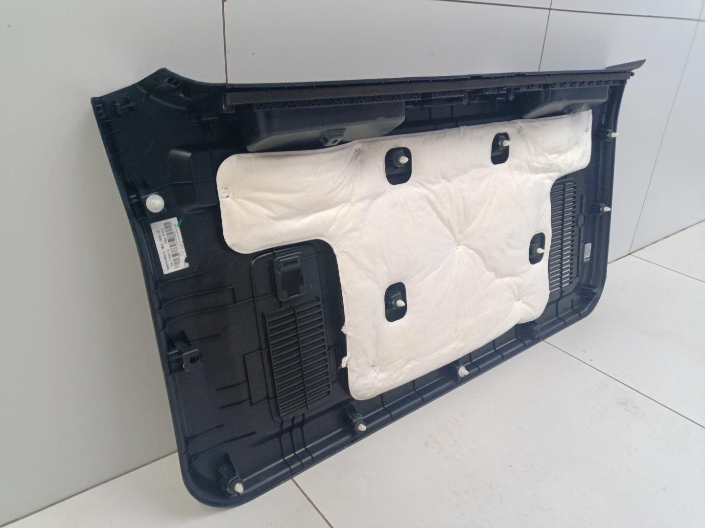 Обшивка крышки багажника