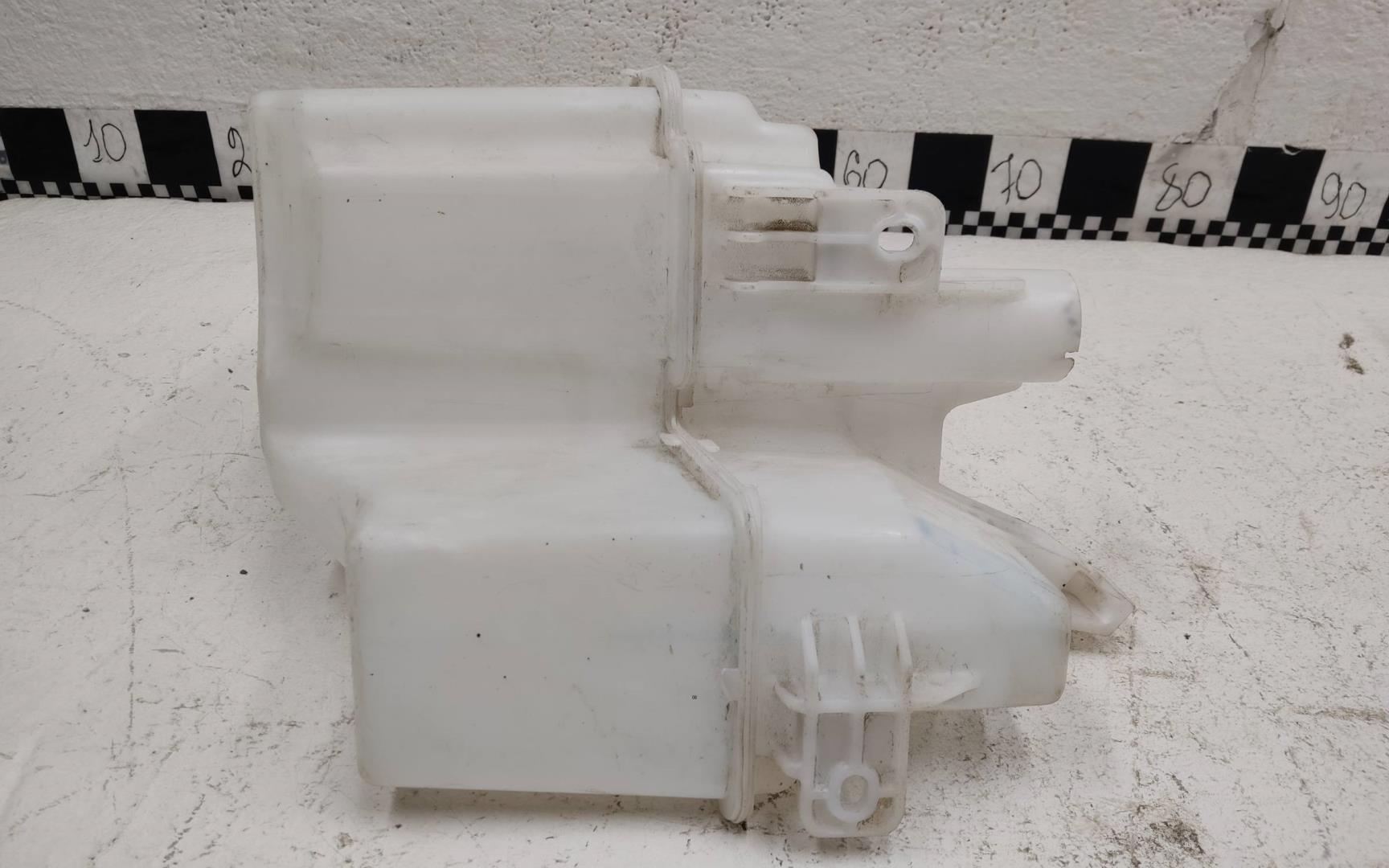 Бачок омывателя лобового стекла