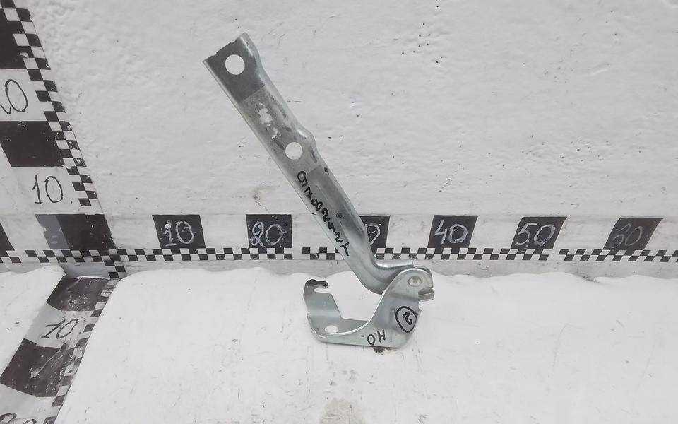 Петля капота левая