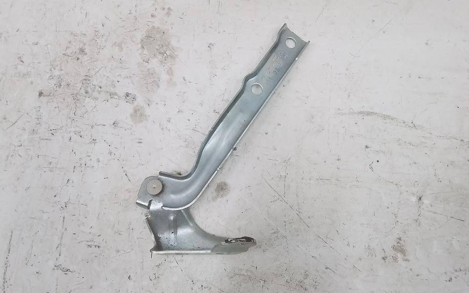 Петля капота левая