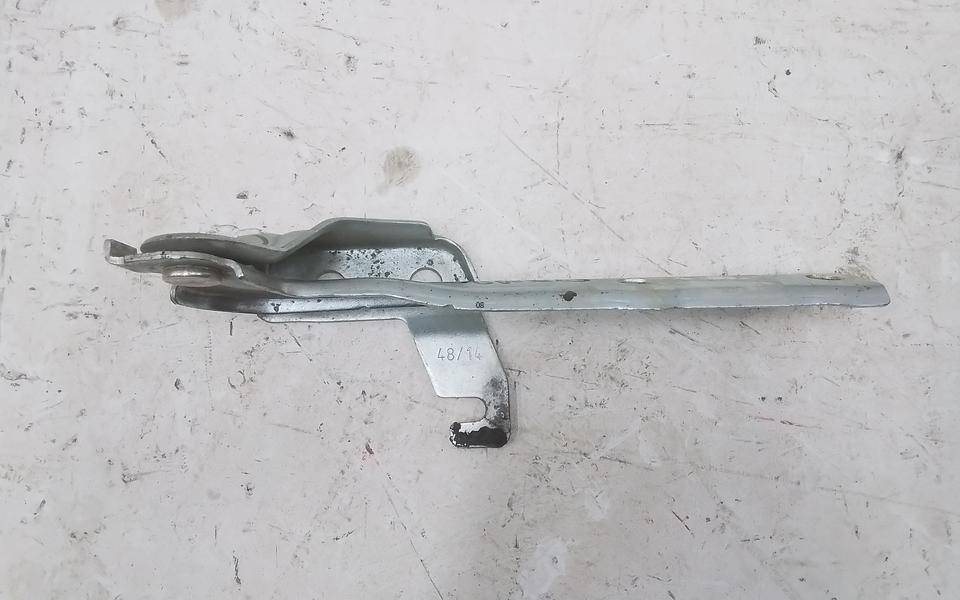 Петля капота левая