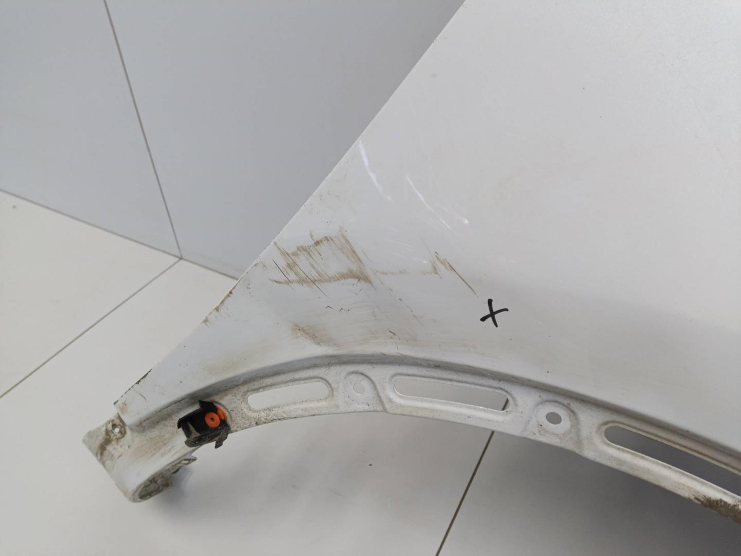 Крыло переднее правое