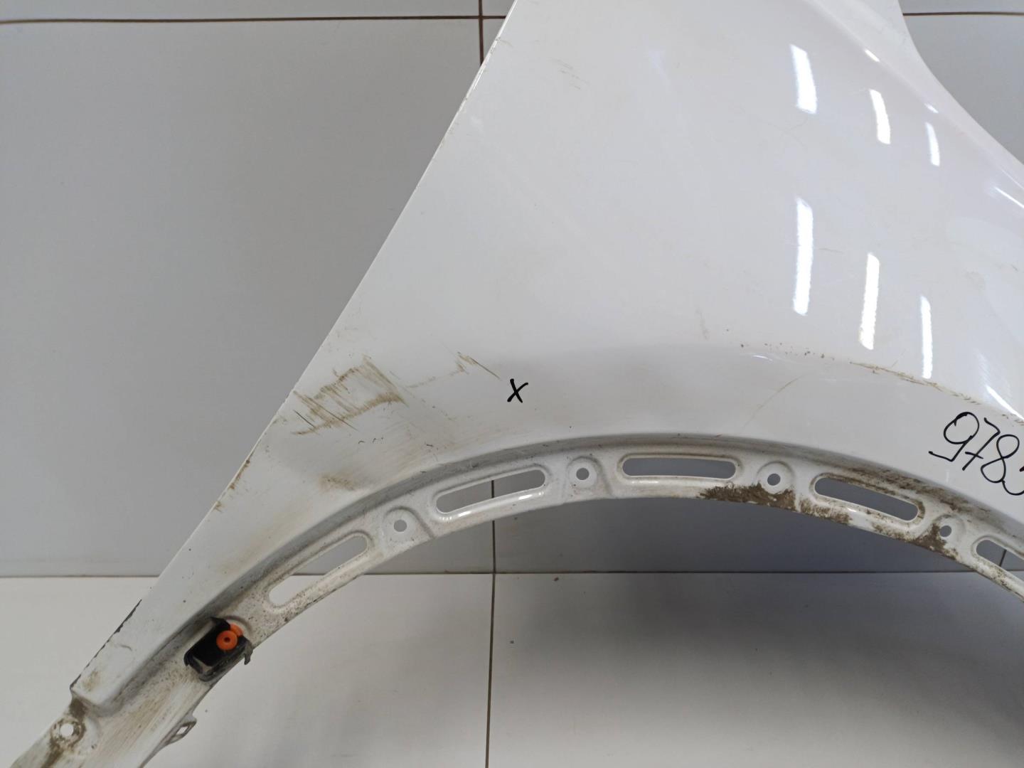 Крыло переднее правое