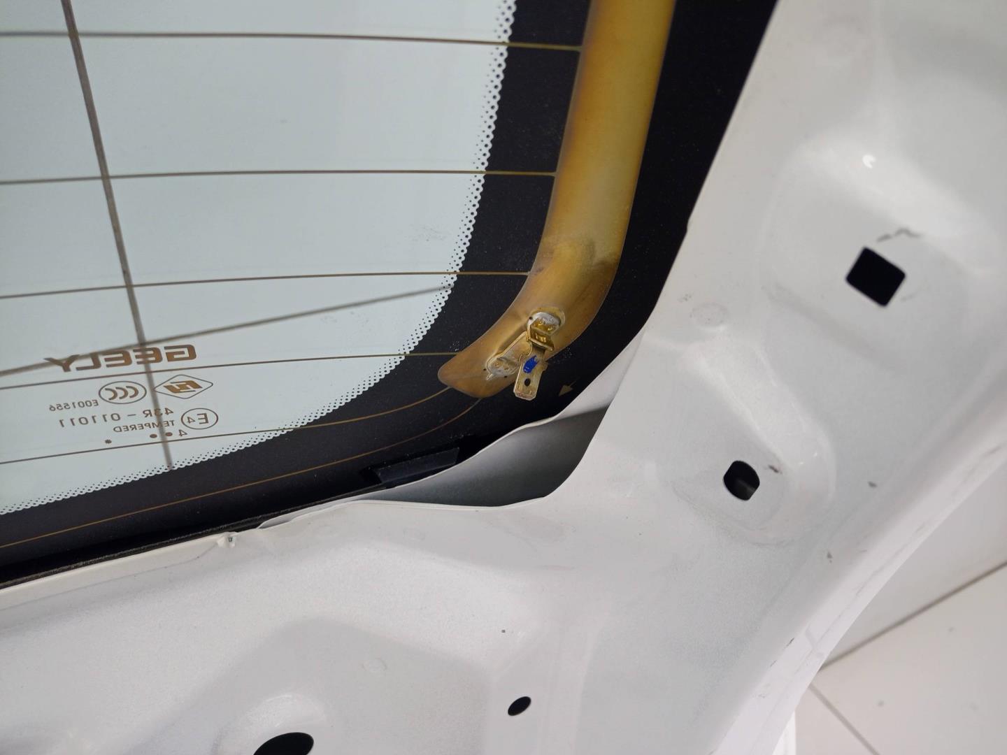 Стекло двери багажника