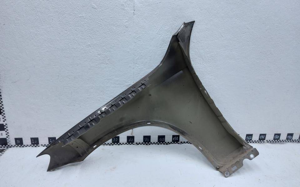 Крыло переднее правое