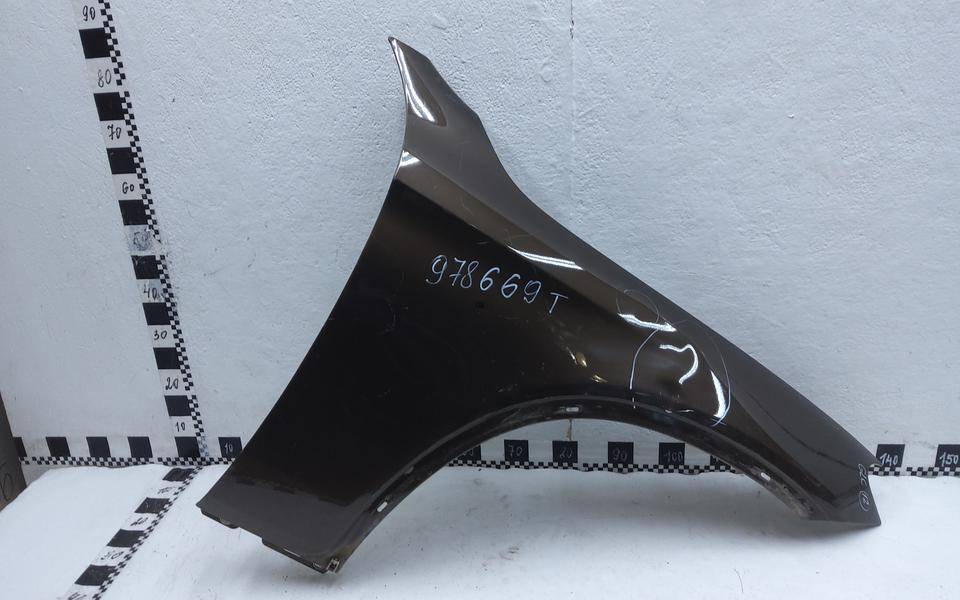 Крыло переднее правое