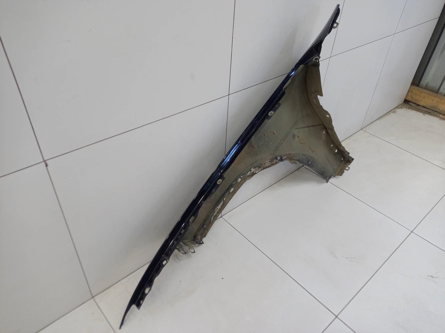 Крыло переднее правое