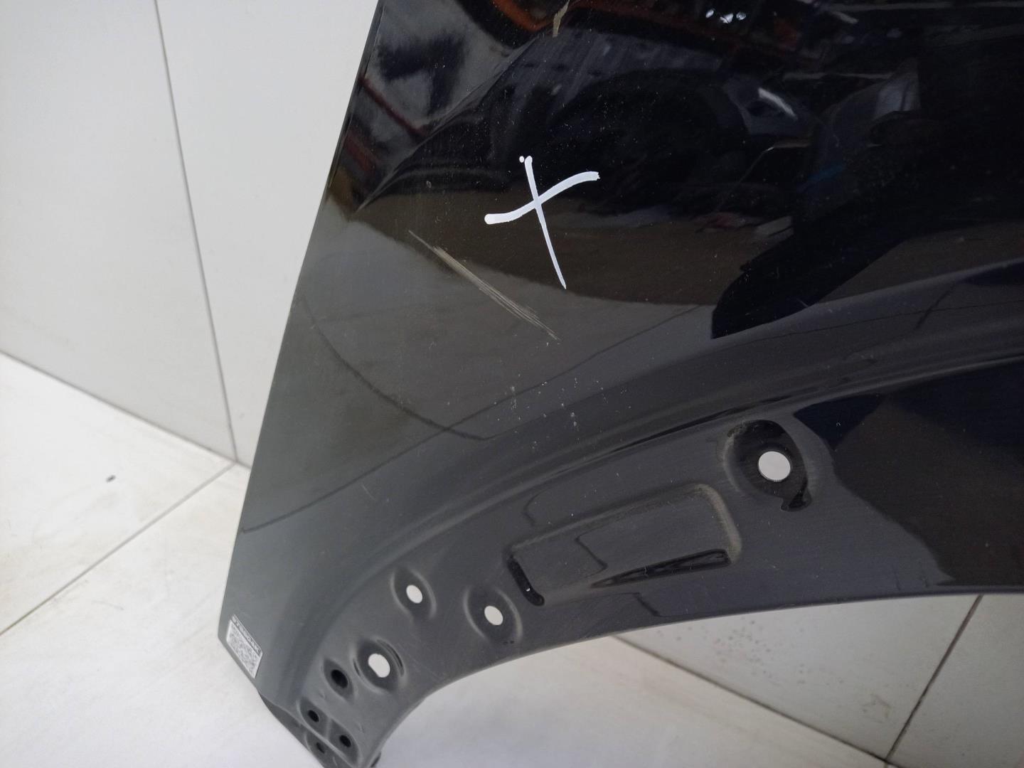 Крыло переднее правое