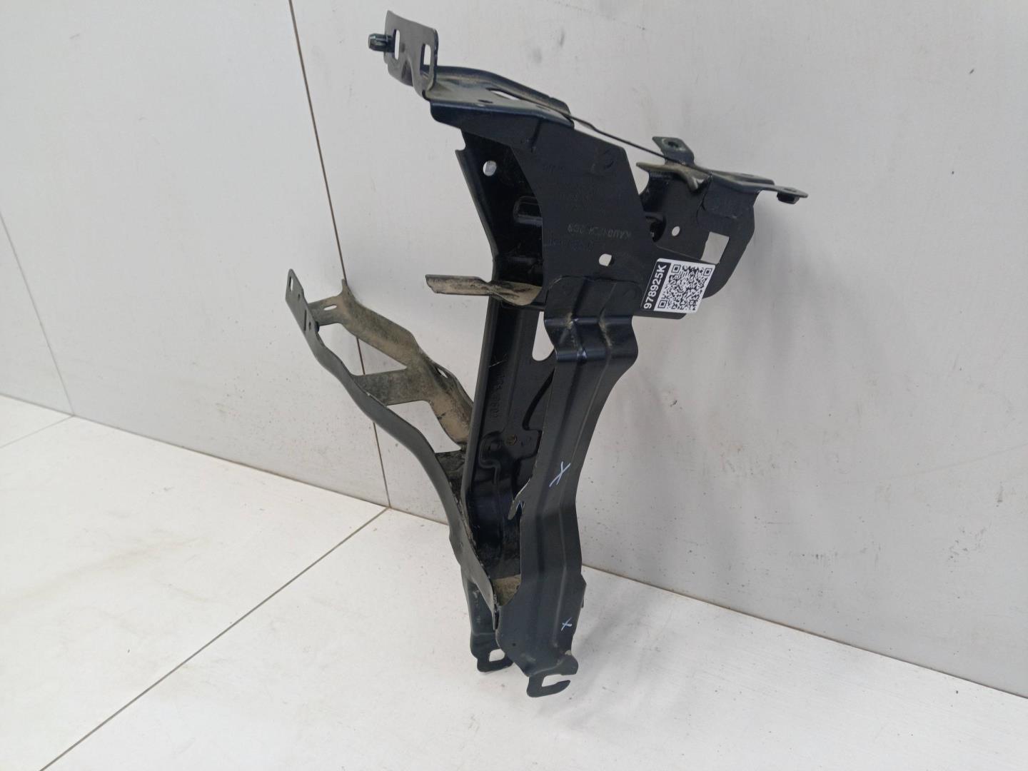 Кронштейн фар левый