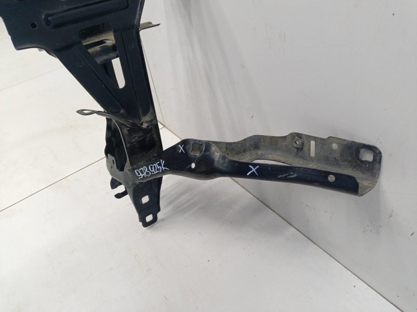 Кронштейн фар левый