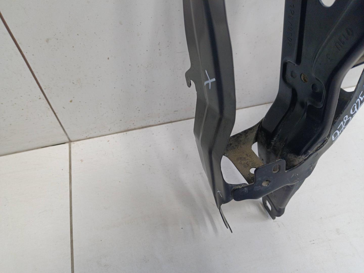 Кронштейн фар левый