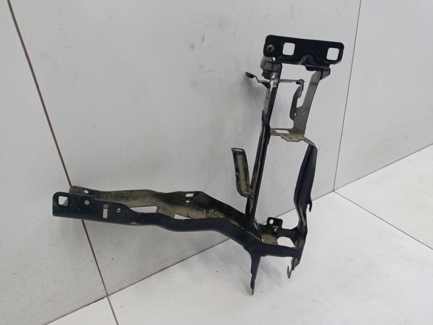 Кронштейн фар левый