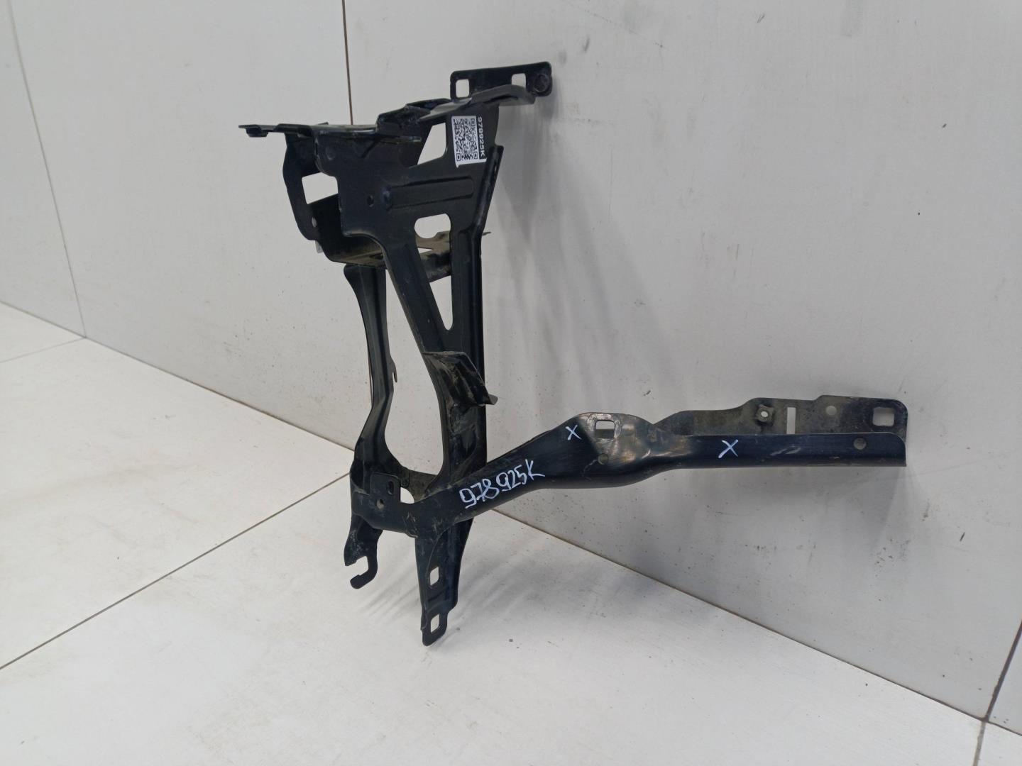 Кронштейн фар левый