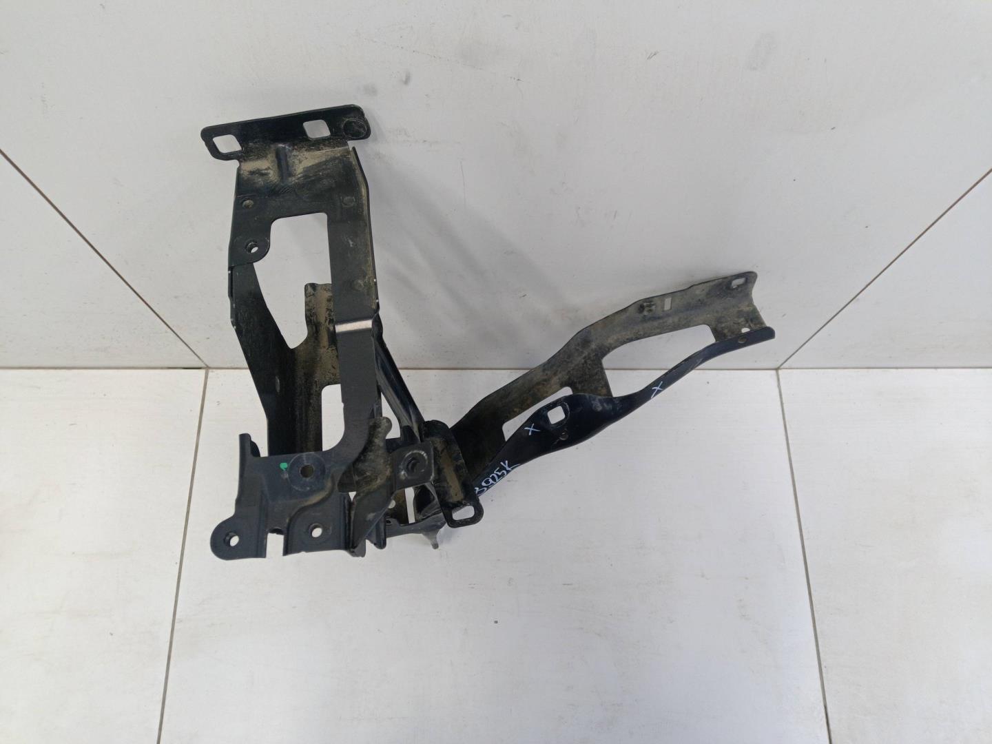 Кронштейн фар левый