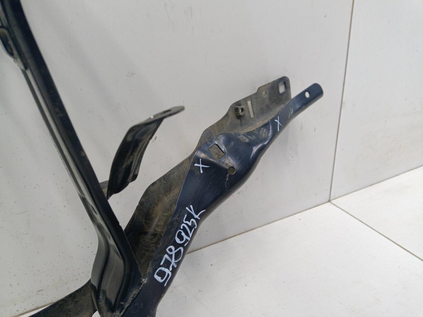 Кронштейн фар левый