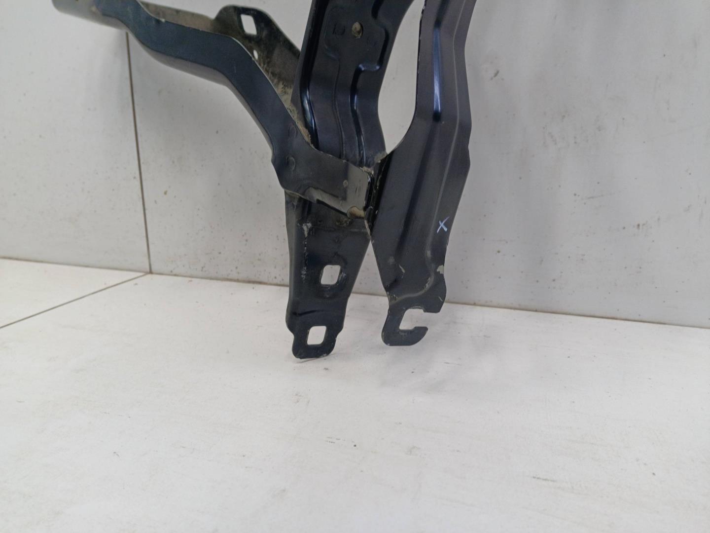 Кронштейн фар левый