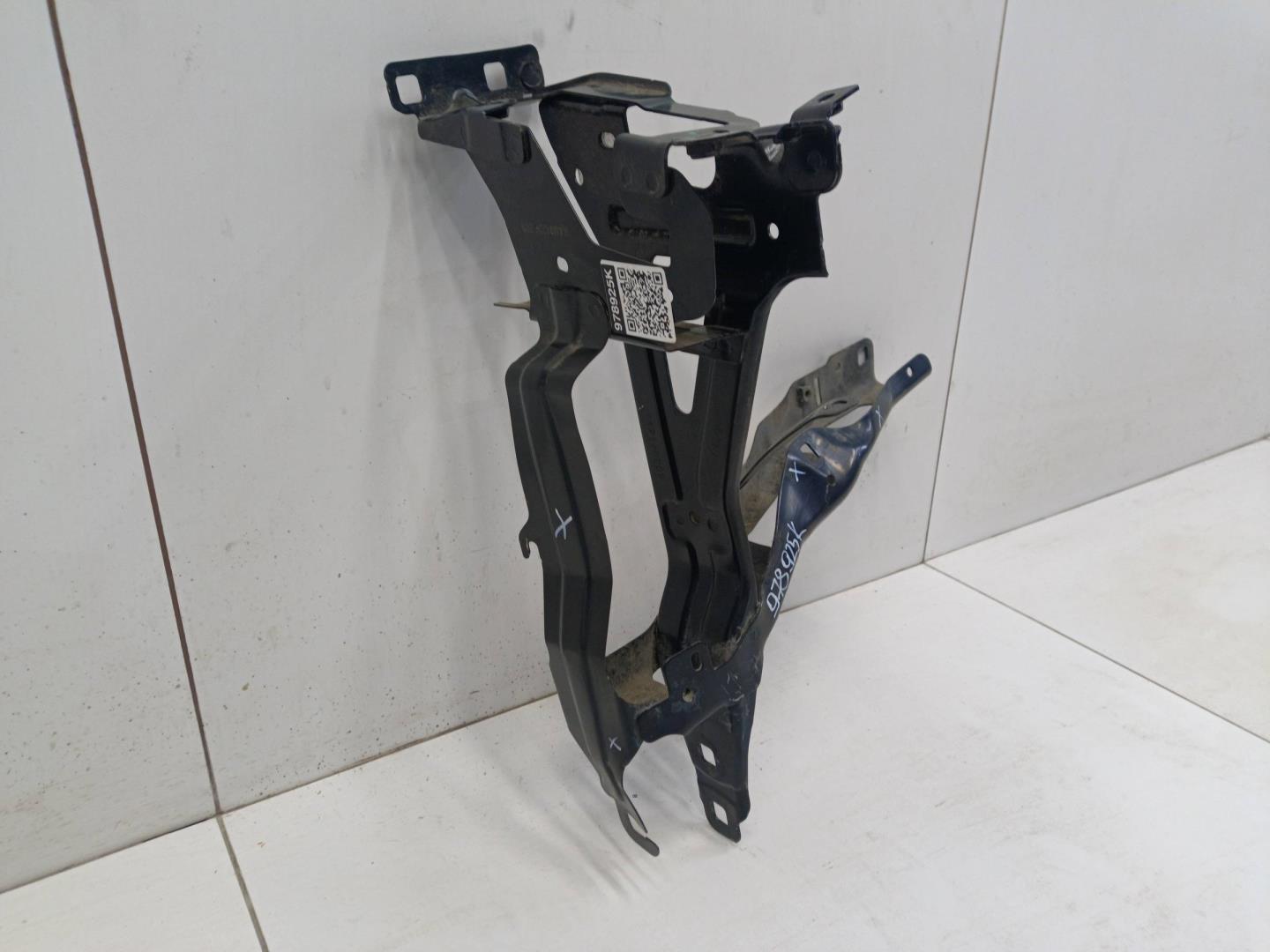 Кронштейн фар левый