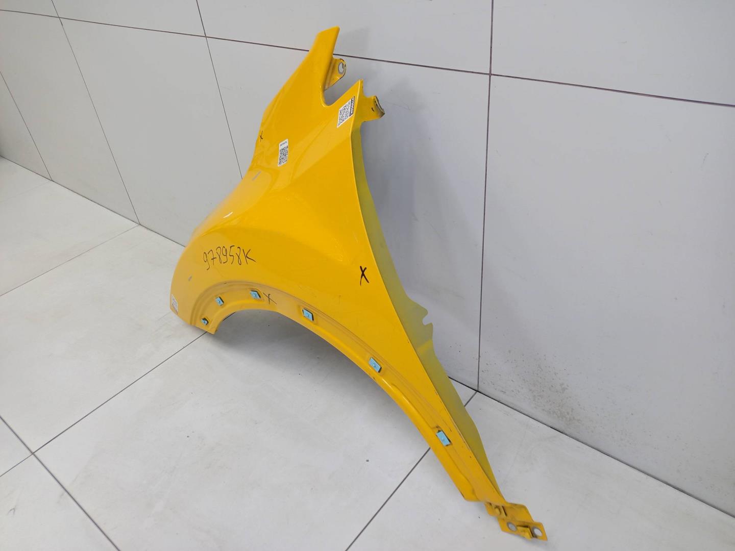 Крыло переднее левое