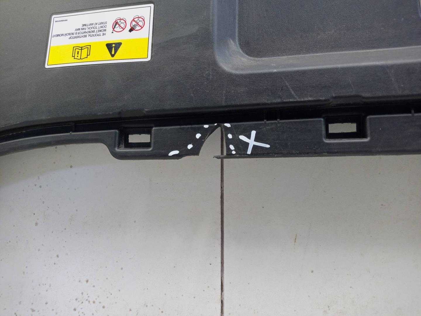 Кожух замка капота