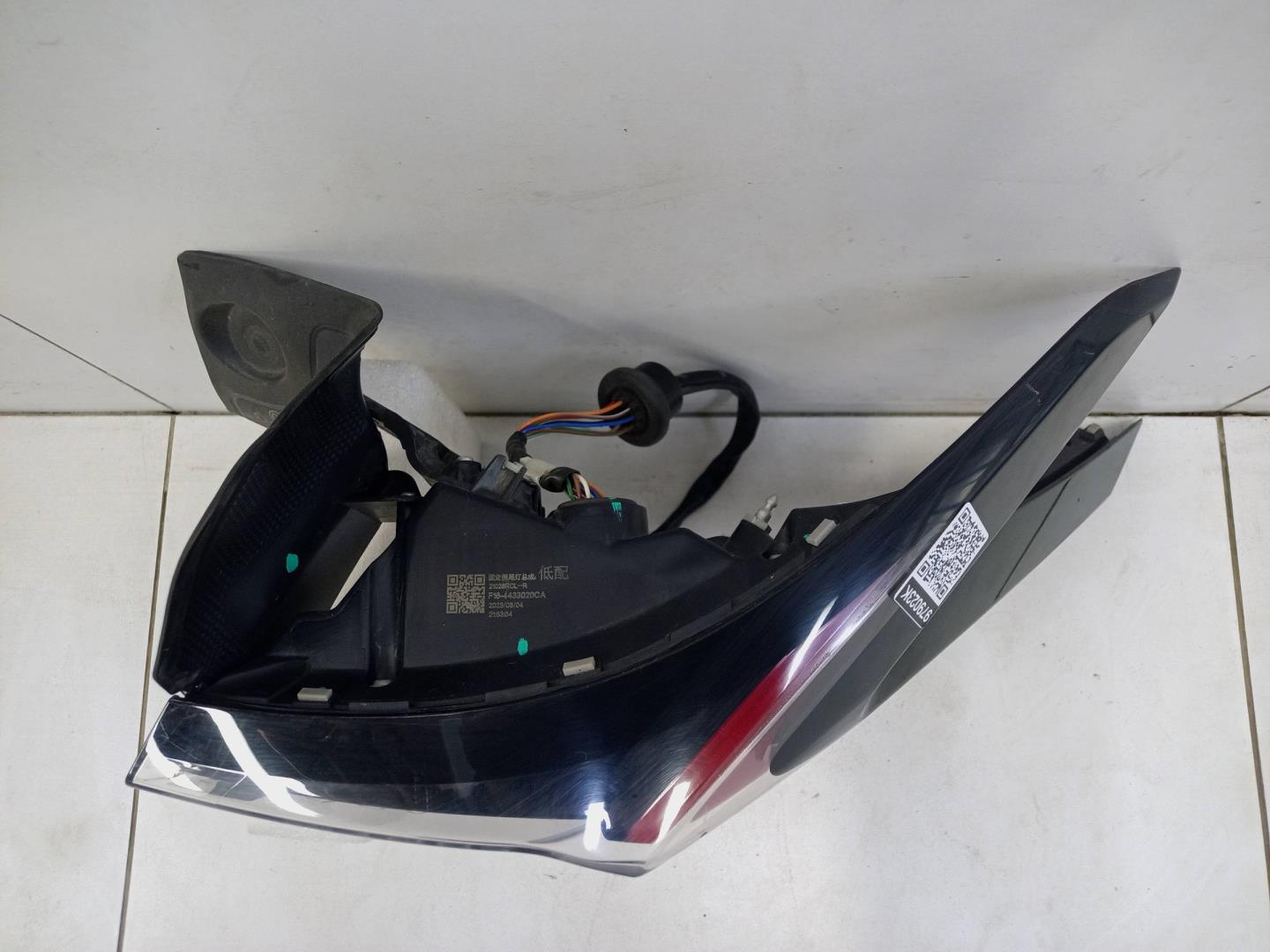 Фонарь задний наружный правый