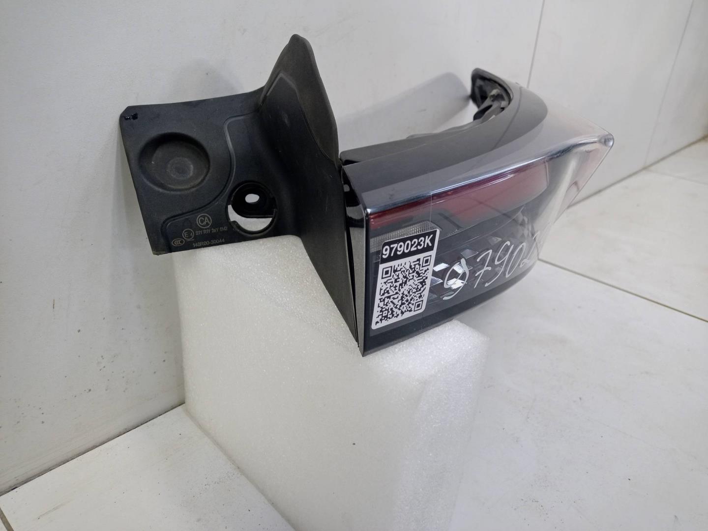 Фонарь задний наружный правый