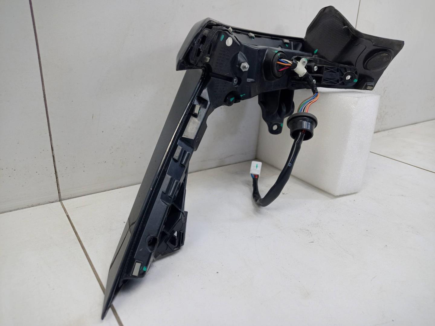 Фонарь задний наружный правый