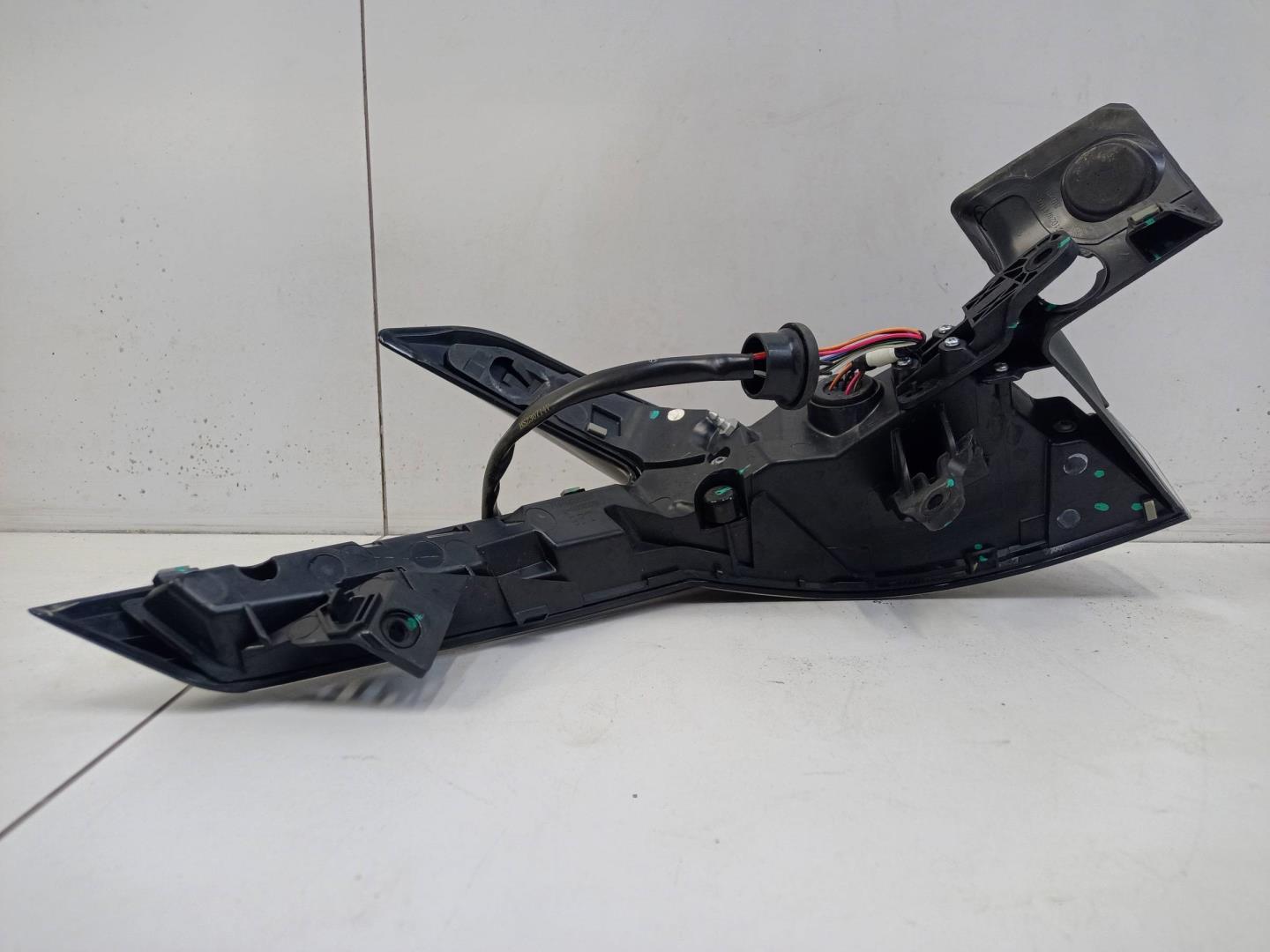 Фонарь задний наружный правый