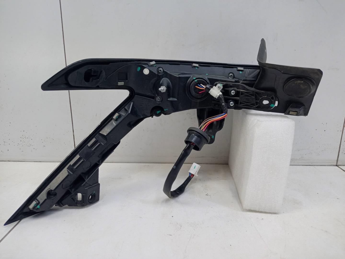 Фонарь задний наружный правый