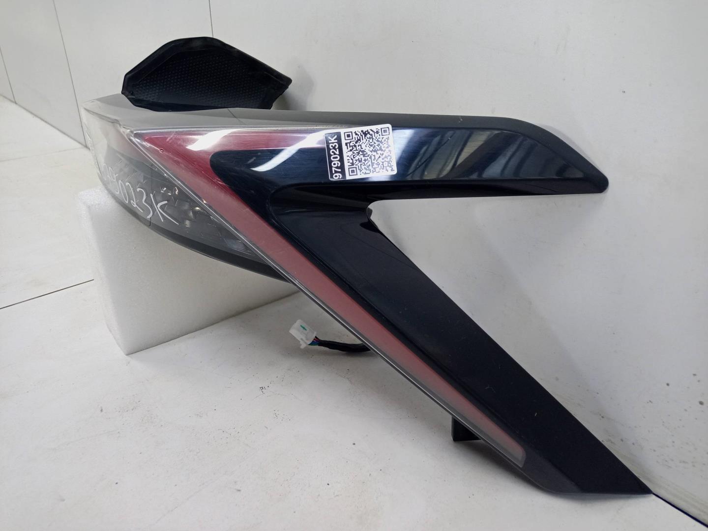 Фонарь задний наружный правый