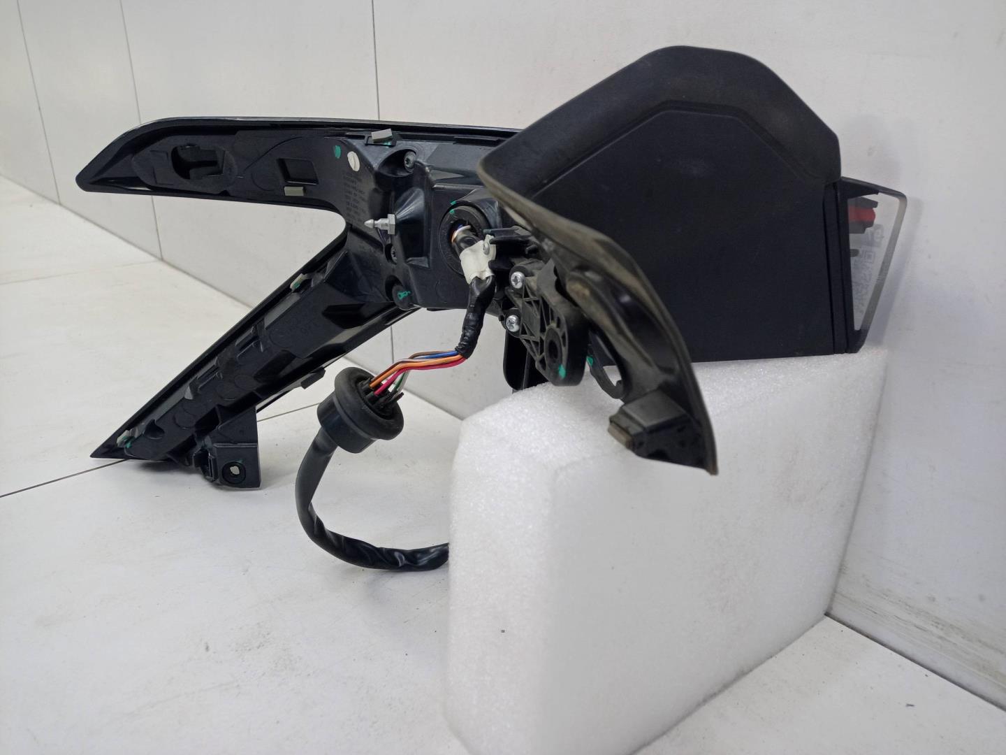 Фонарь задний наружный правый