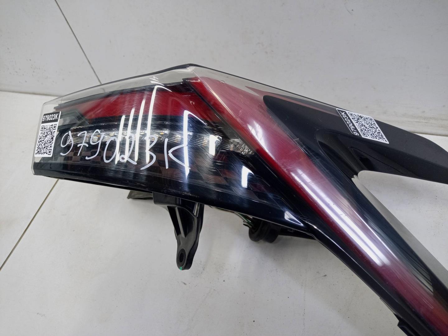 Фонарь задний наружный правый