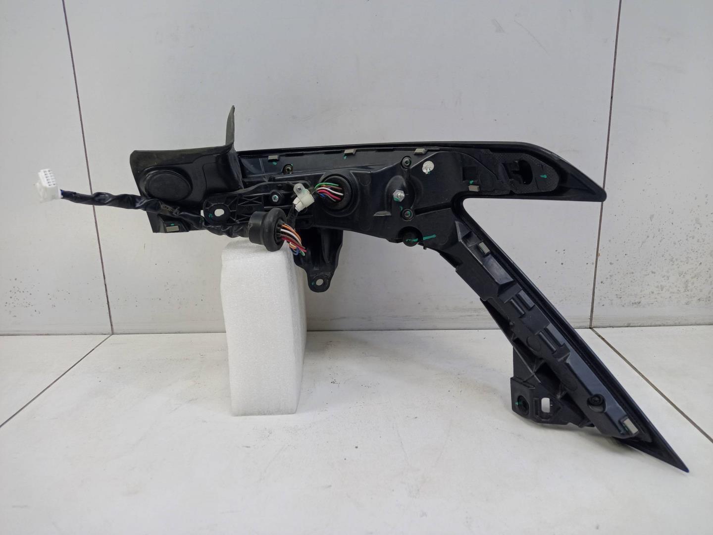 Фонарь задний наружный левый