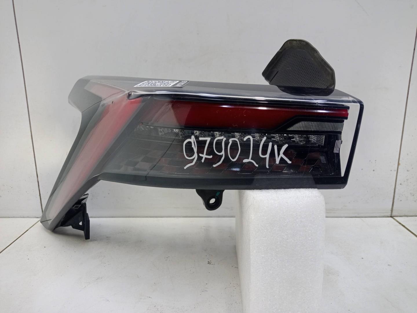 Фонарь задний наружный левый