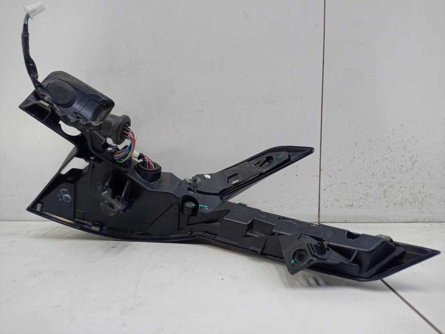 Фонарь задний наружный левый