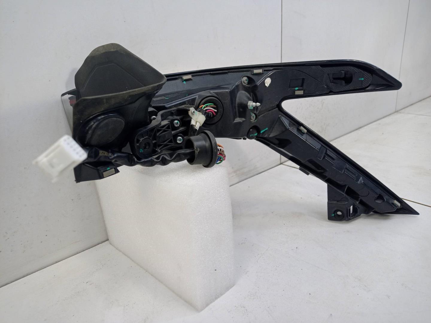 Фонарь задний наружный левый