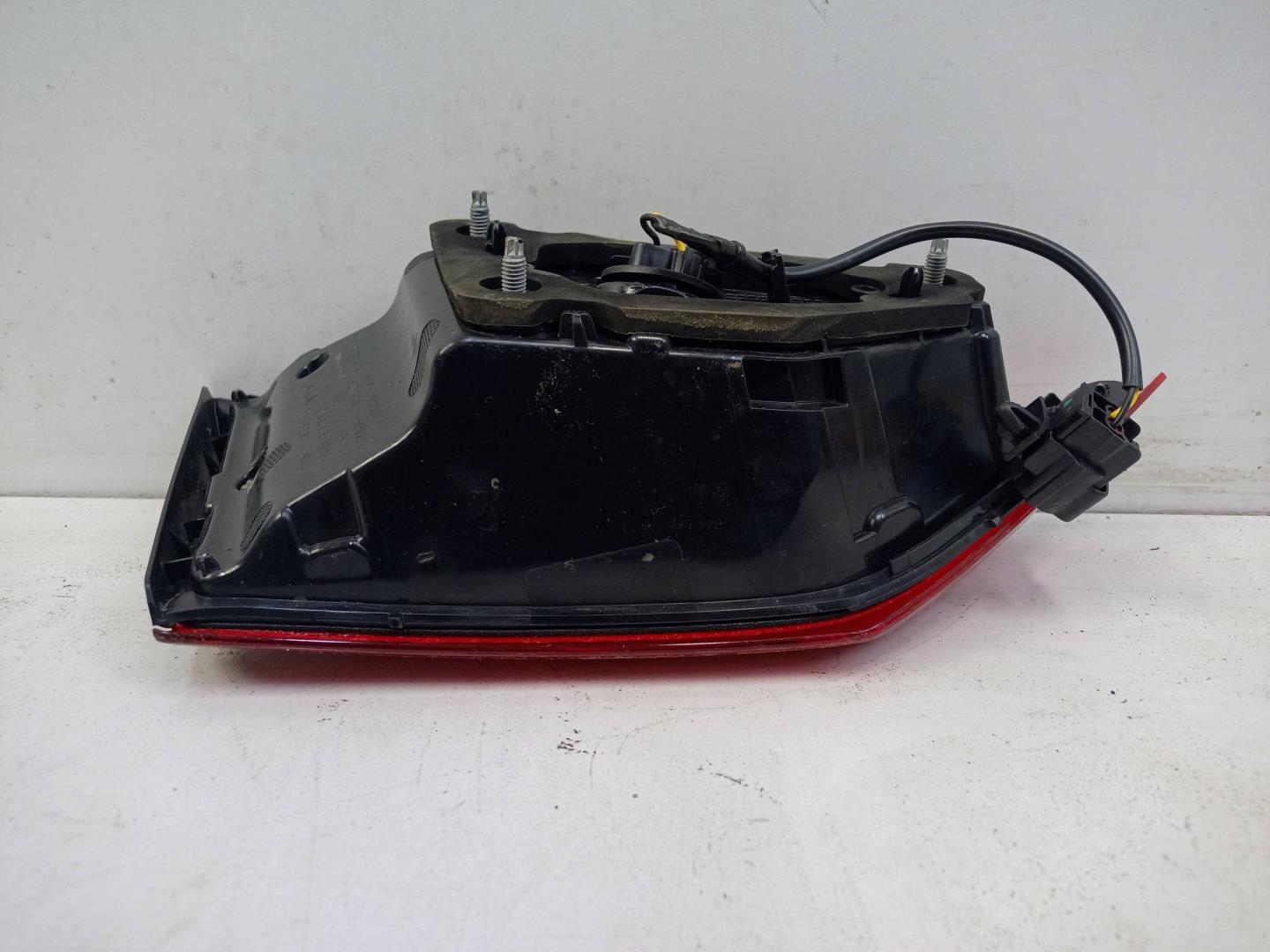 Фонарь задний внутренний правый