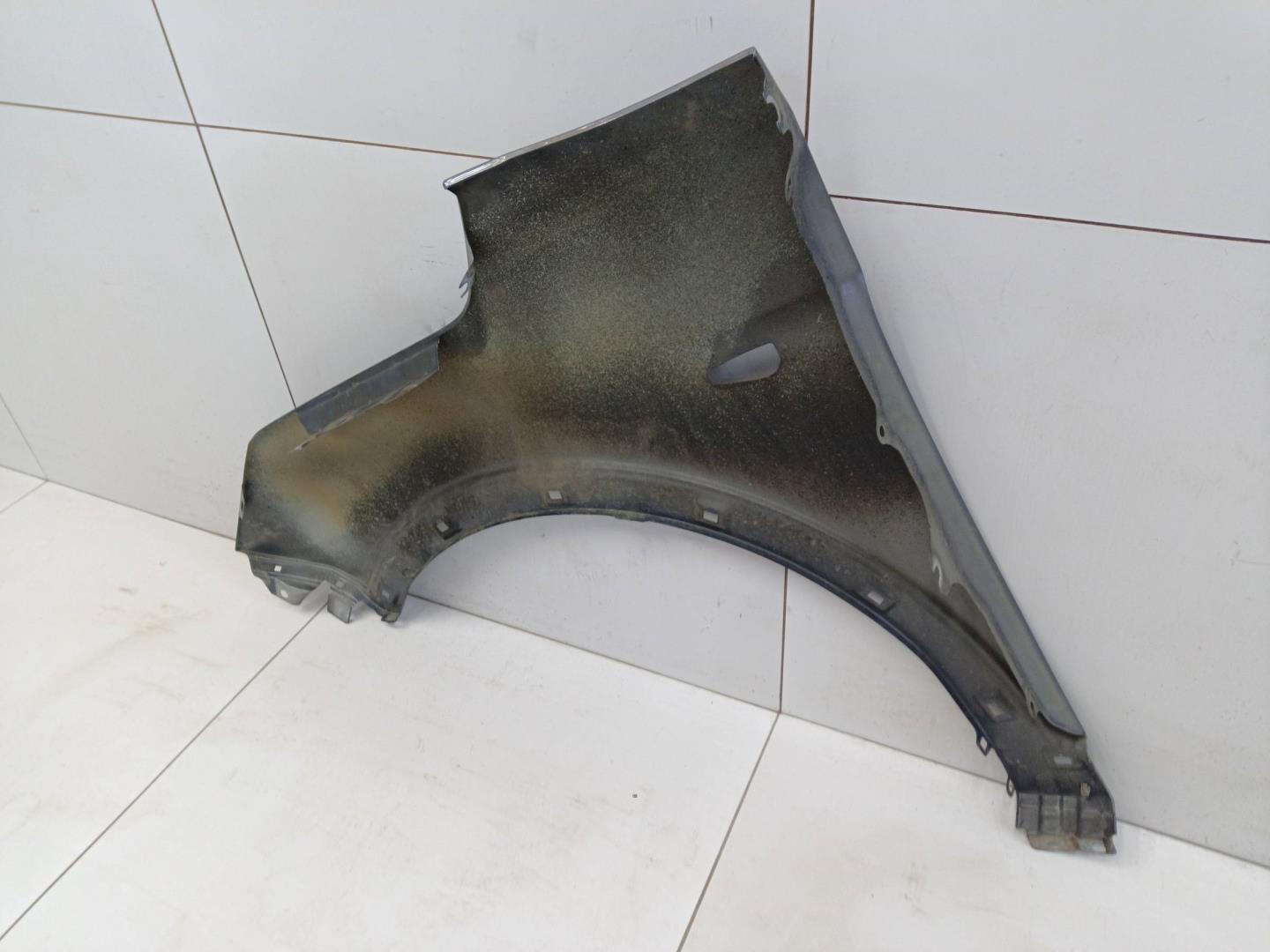 Крыло переднее правое