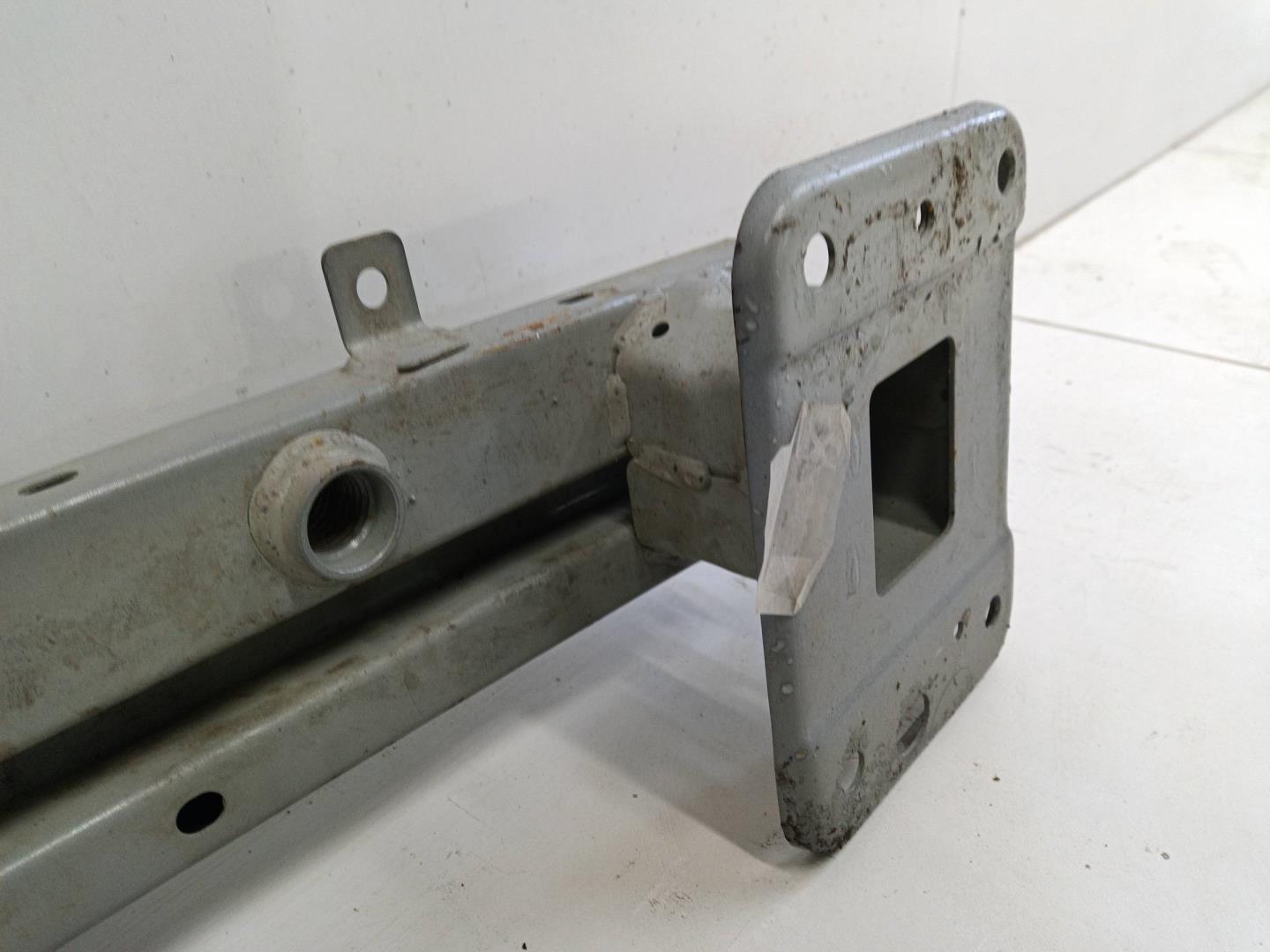 Усилитель переднего бампера