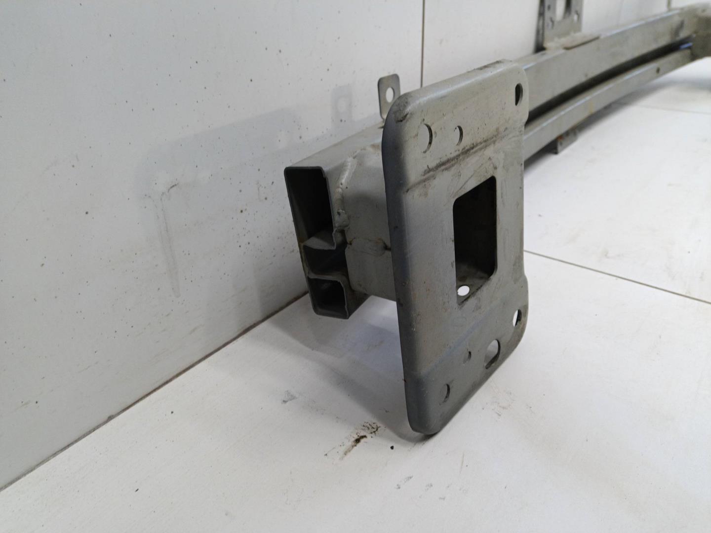 Усилитель переднего бампера