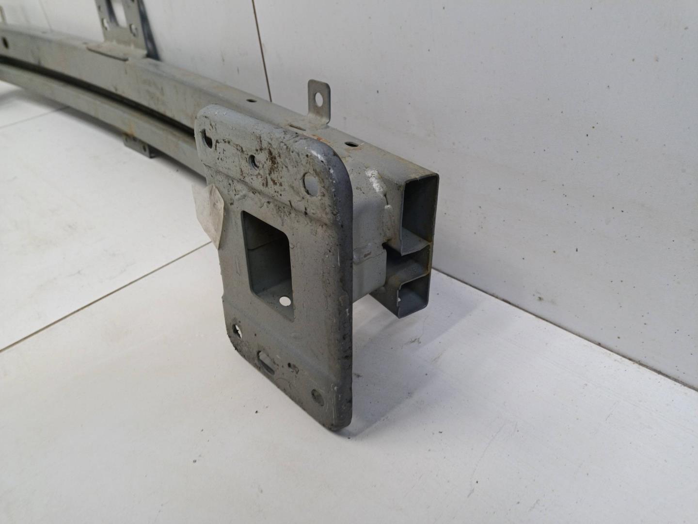 Усилитель переднего бампера