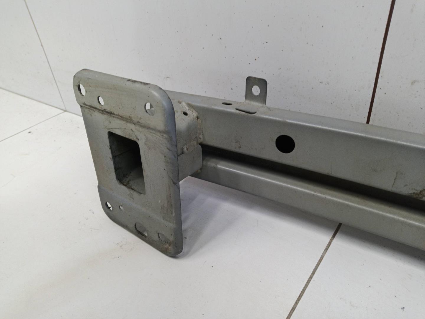 Усилитель переднего бампера